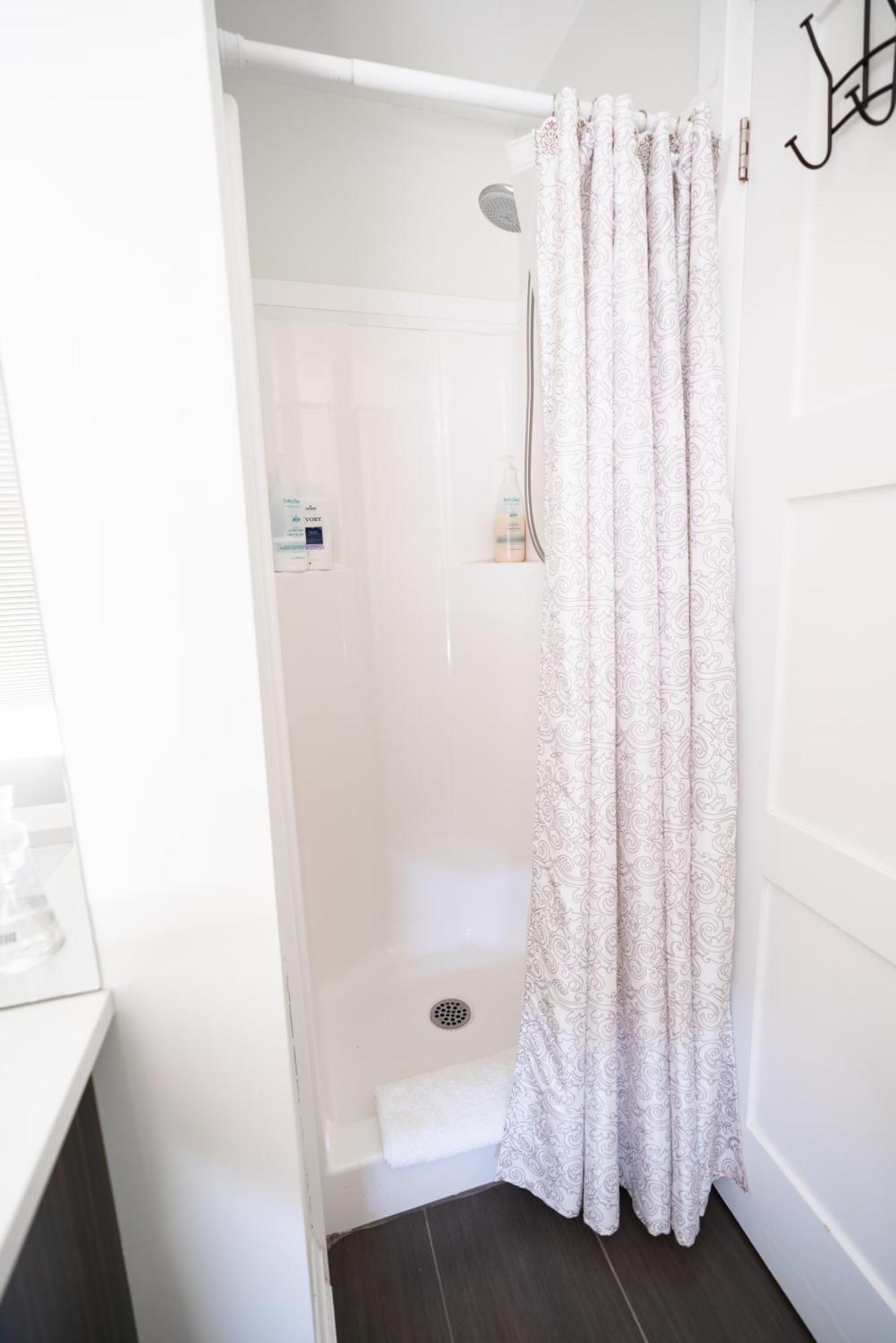 Spacious 3 Bedroom Apartment In Heart Of Niagara Thorold Luaran gambar